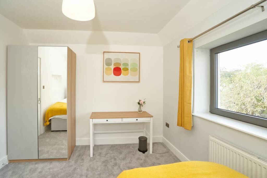 Home From Home - 4 Double Bed House With Parking Slough Exterior photo