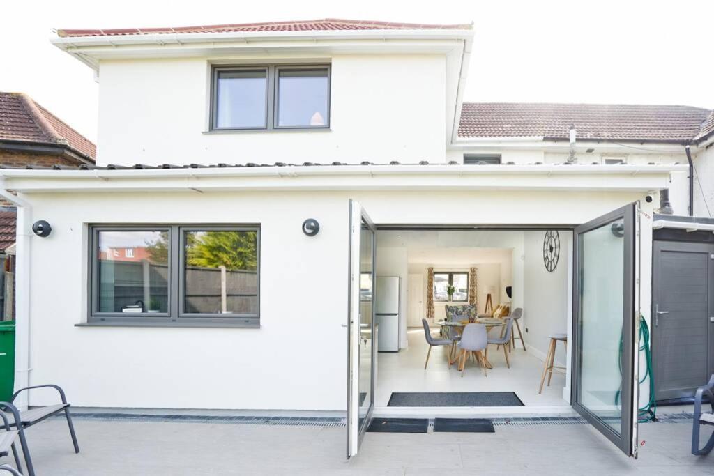 Home From Home - 4 Double Bed House With Parking Slough Exterior photo