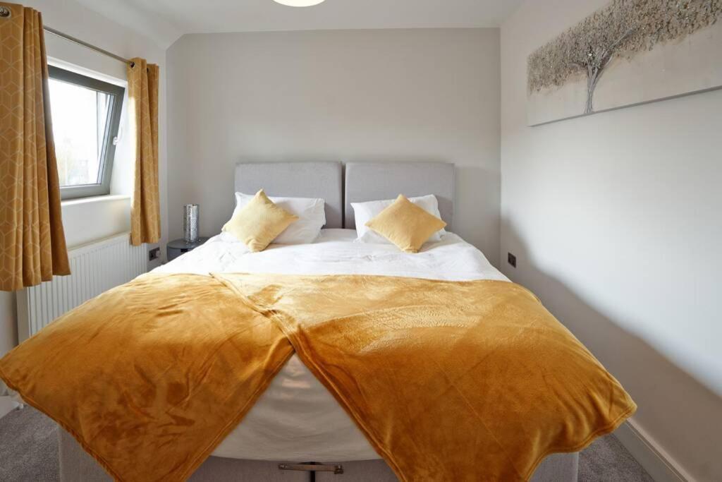 Home From Home - 4 Double Bed House With Parking Slough Exterior photo