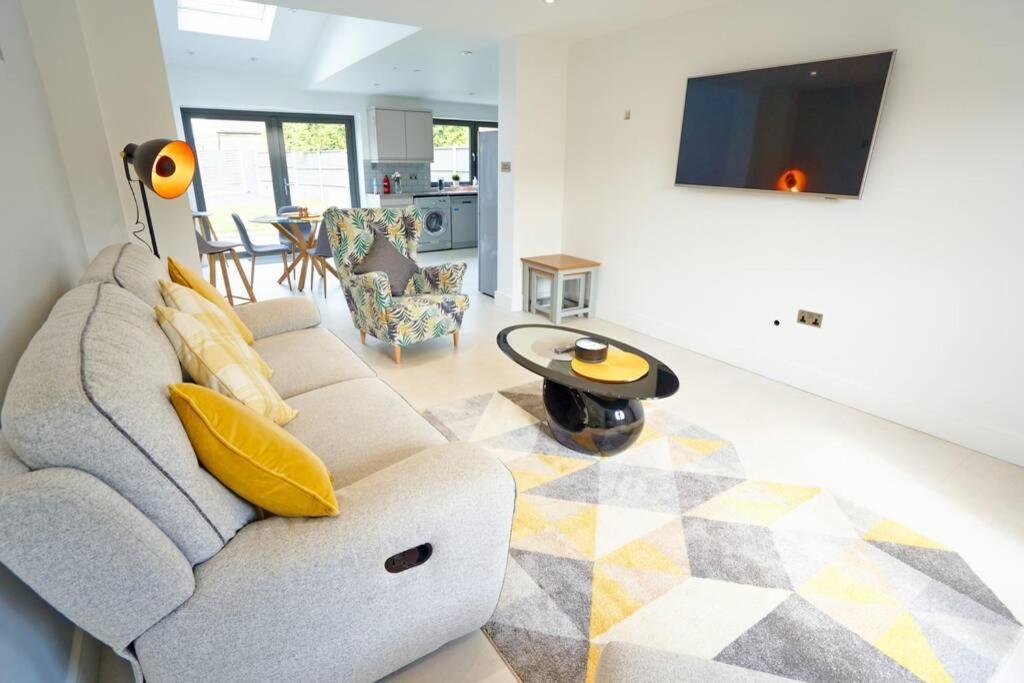 Home From Home - 4 Double Bed House With Parking Slough Exterior photo