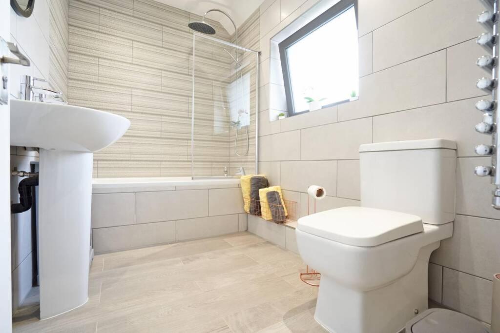Home From Home - 4 Double Bed House With Parking Slough Exterior photo