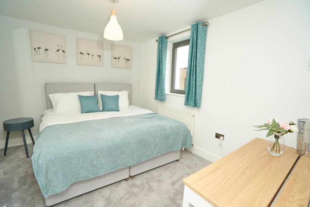 Home From Home - 4 Double Bed House With Parking Slough Exterior photo