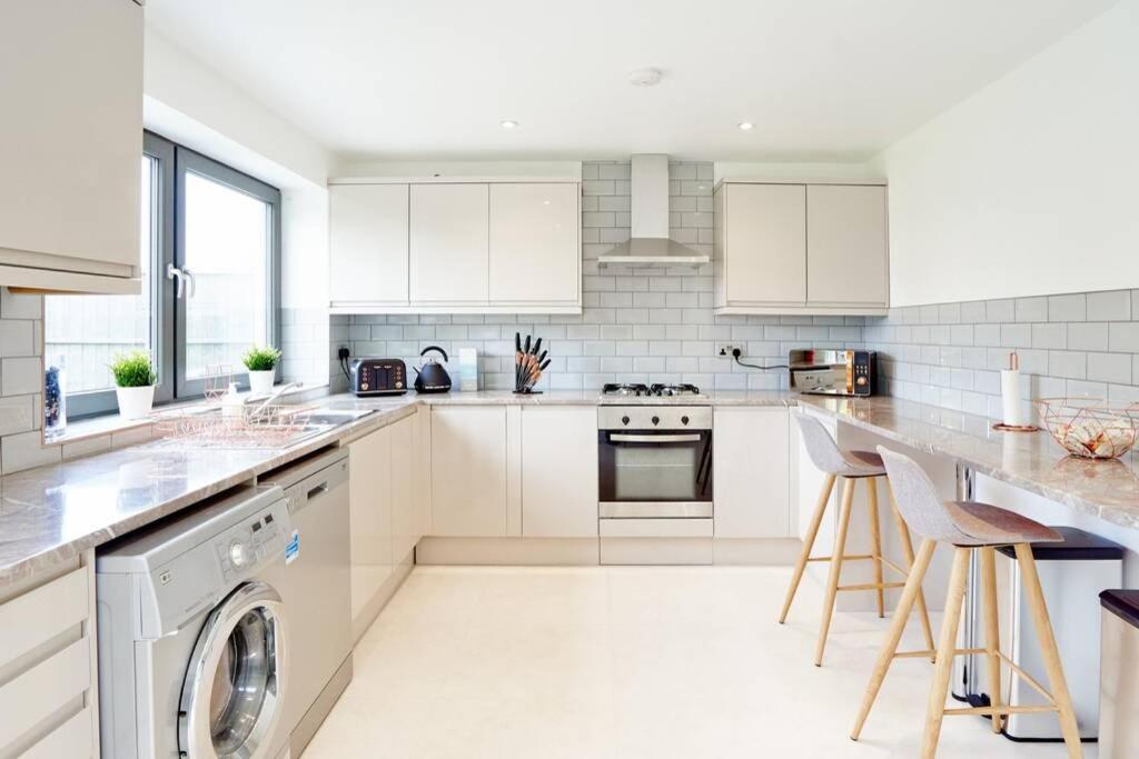Home From Home - 4 Double Bed House With Parking Slough Exterior photo