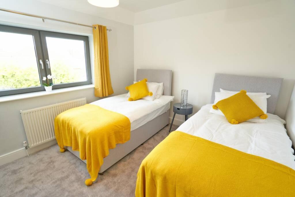 Home From Home - 4 Double Bed House With Parking Slough Exterior photo